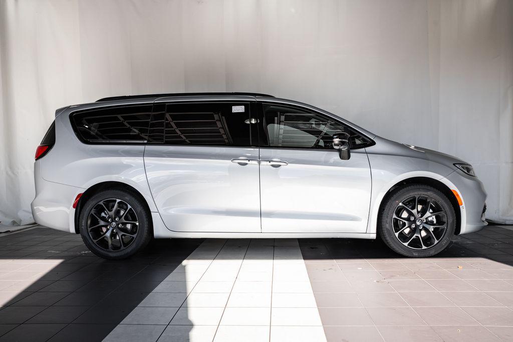 new 2026 Chrysler Pacifica car, priced at $46,025