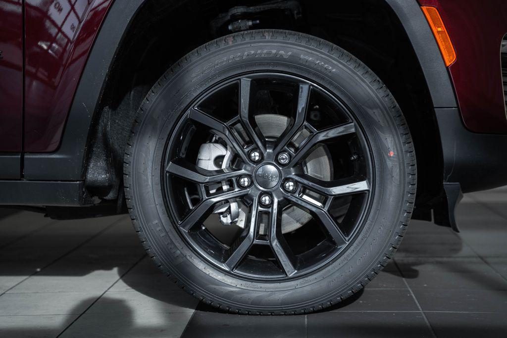 new 2025 Jeep Grand Cherokee car, priced at $43,594