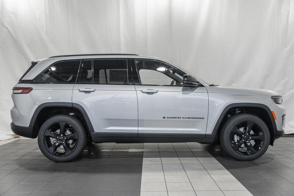 new 2025 Jeep Grand Cherokee car, priced at $39,206