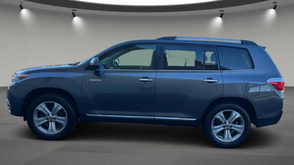used 2013 Toyota Highlander car, priced at $10,000