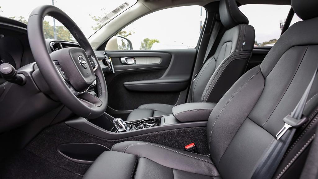 new 2025 Volvo XC40 car, priced at $39,090