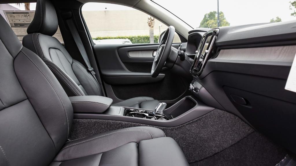 new 2025 Volvo XC40 car, priced at $39,090