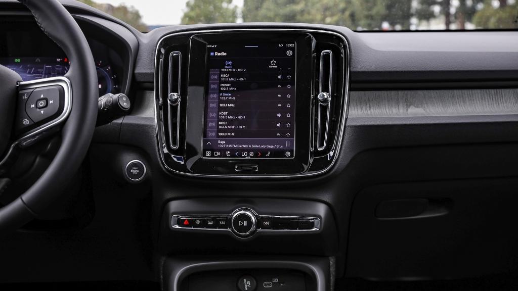 new 2025 Volvo XC40 car, priced at $39,090