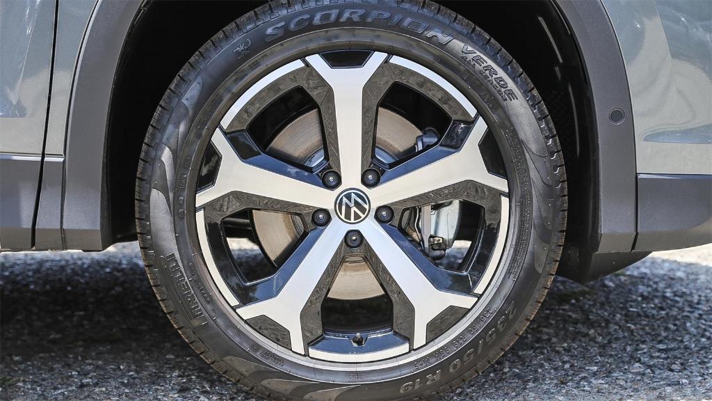 new 2025 Volkswagen Tiguan car, priced at $31,015