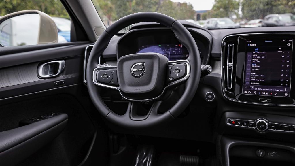 new 2025 Volvo XC40 car, priced at $39,090