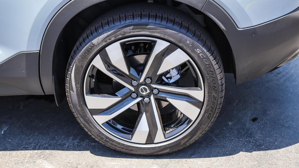 new 2025 Volvo XC40 car, priced at $41,065