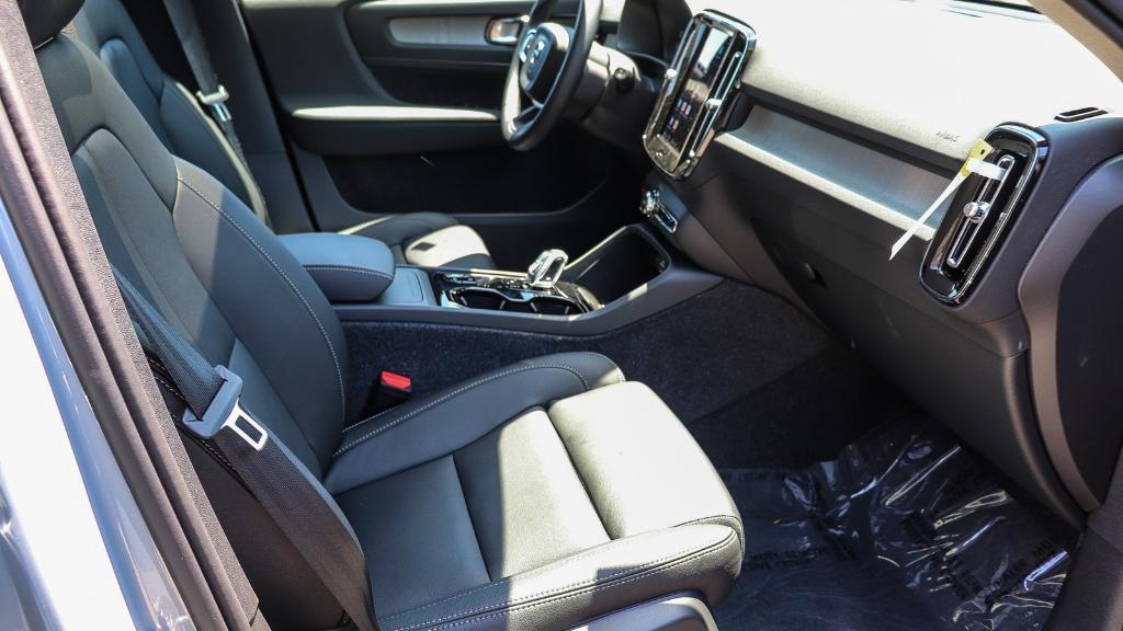 new 2025 Volvo XC40 car, priced at $41,065