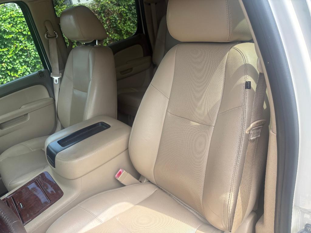 used 2014 Chevrolet Suburban car, priced at $11,995