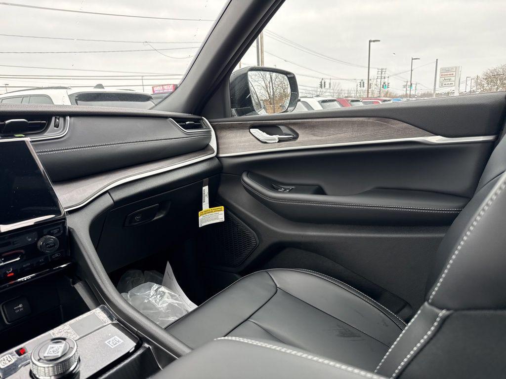 new 2025 Jeep Grand Cherokee car, priced at $47,027