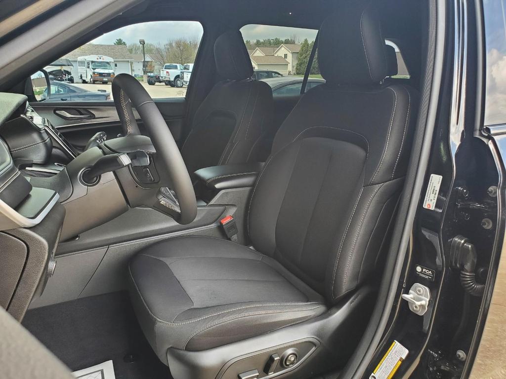 used 2025 Jeep Grand Cherokee car, priced at $29,995