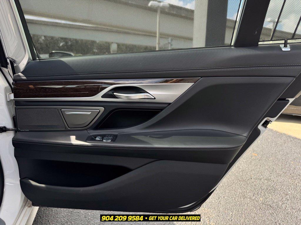 BMW 7 Series view 37