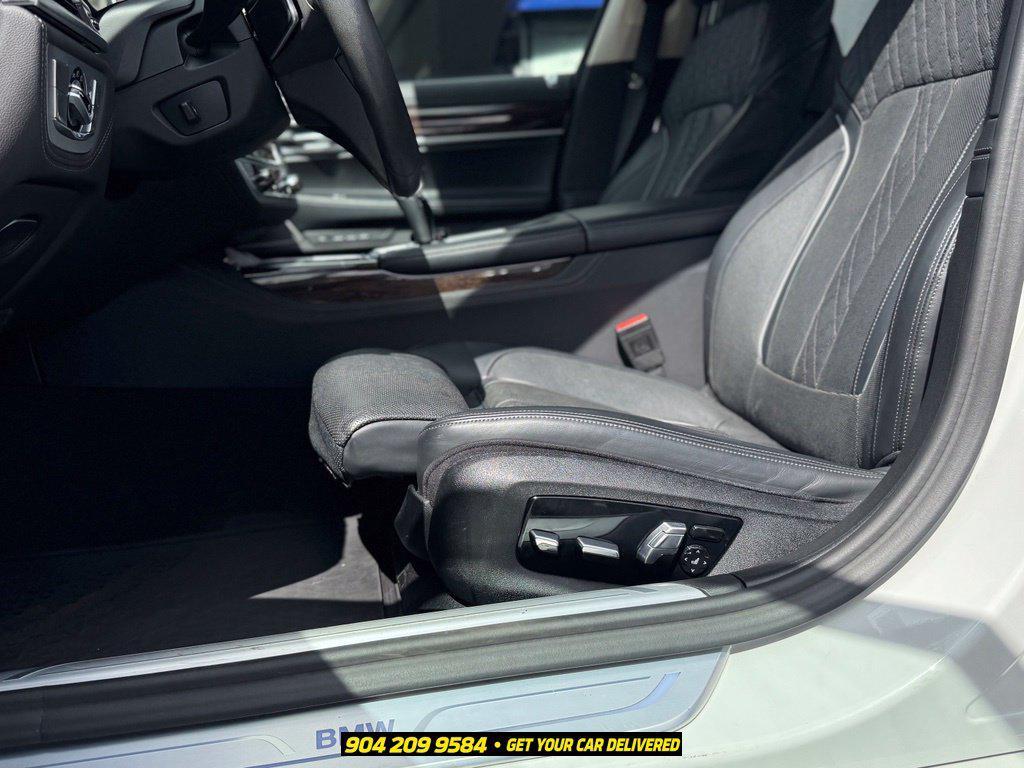 BMW 7 Series view 17