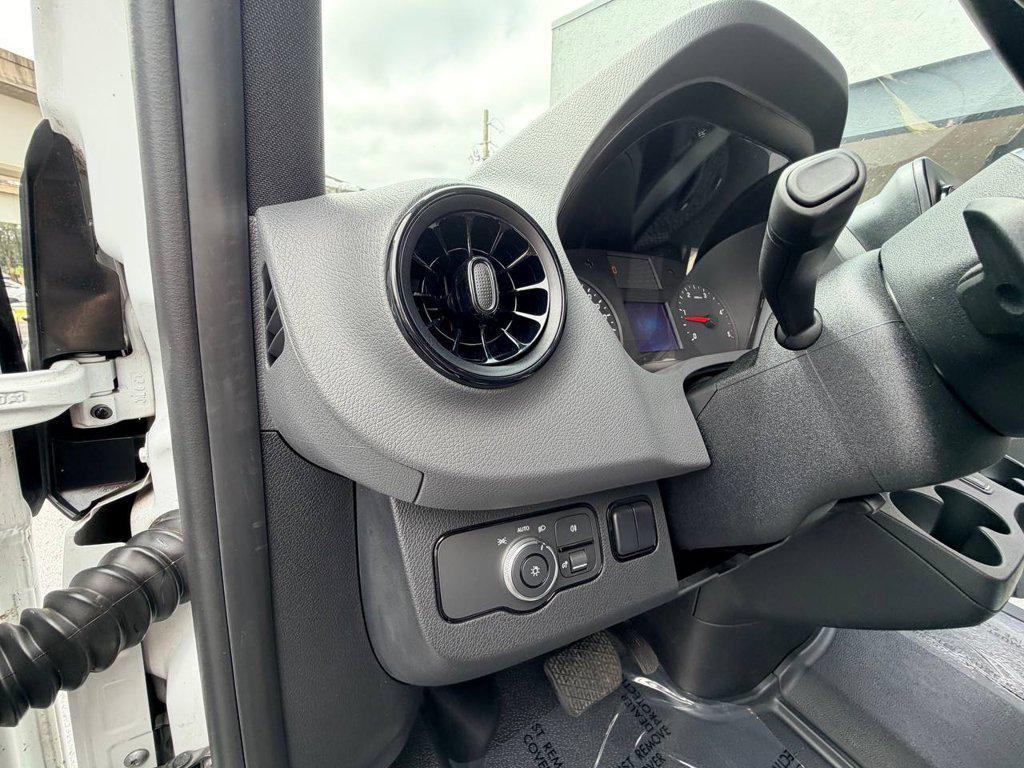 Mercedes-Benz Sprinter view 50