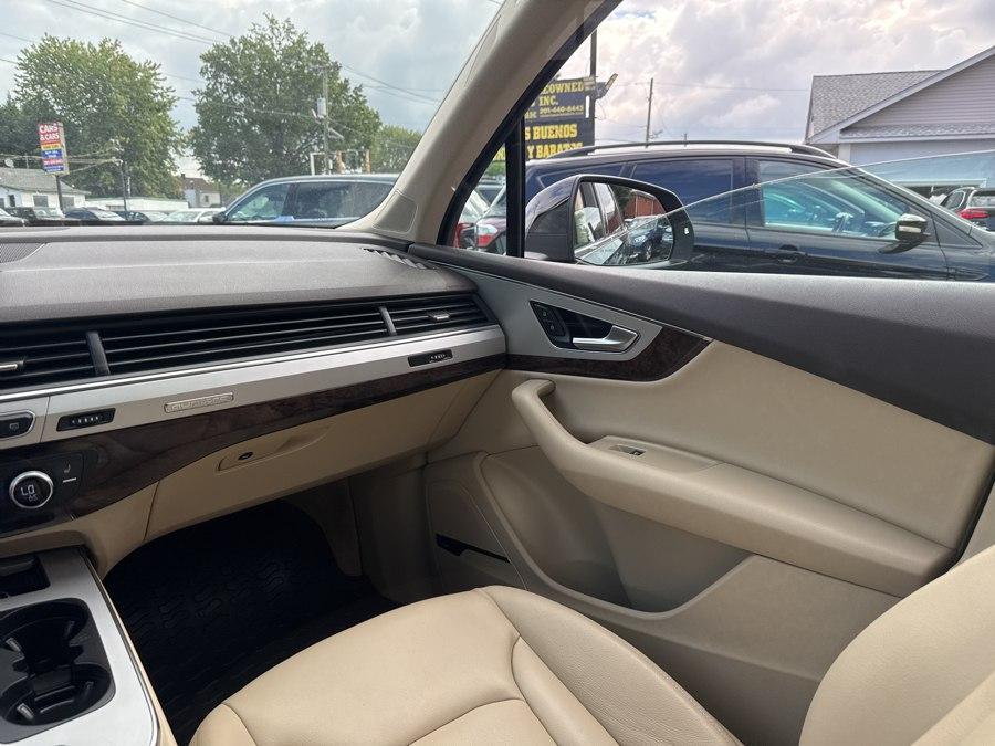 Audi Q7 view 24