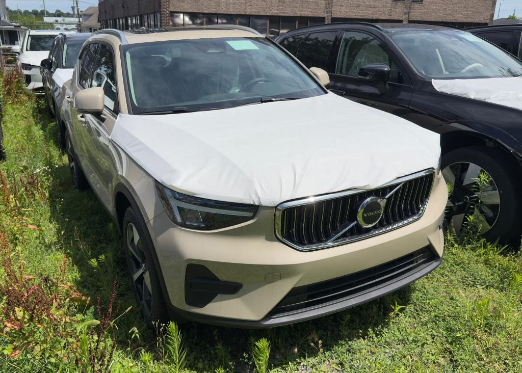 new 2025 Volvo XC40 car, priced at $35,392