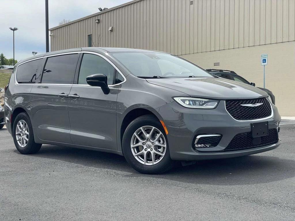 used 2025 Chrysler Pacifica car, priced at $31,600