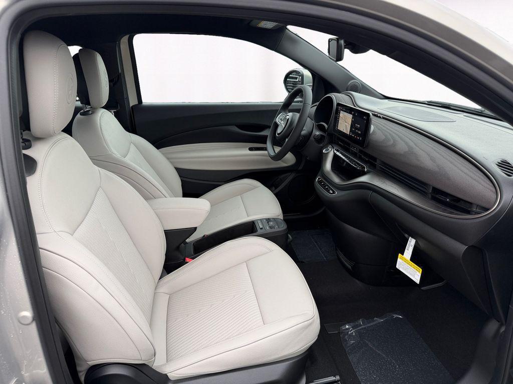 new 2025 FIAT 500e car