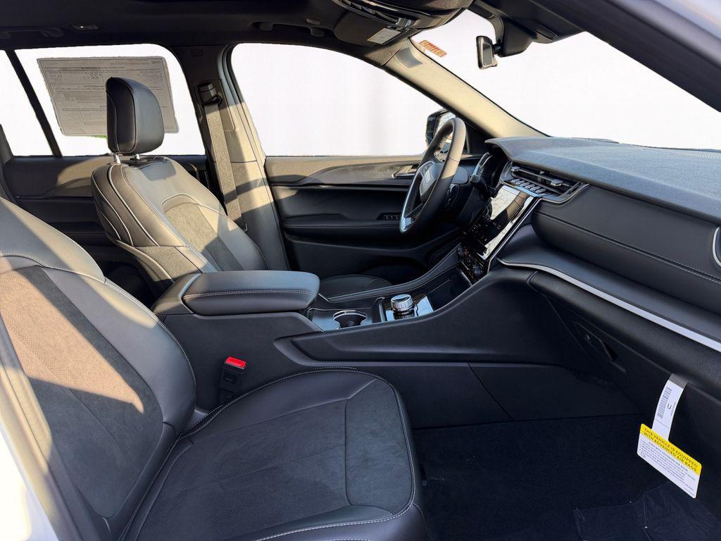 new 2025 Jeep Grand Cherokee car, priced at $42,672