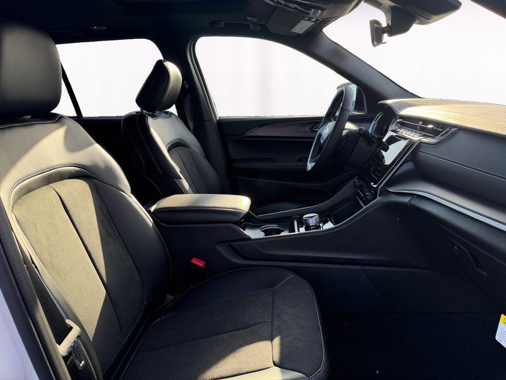 new 2025 Jeep Grand Cherokee car, priced at $39,402