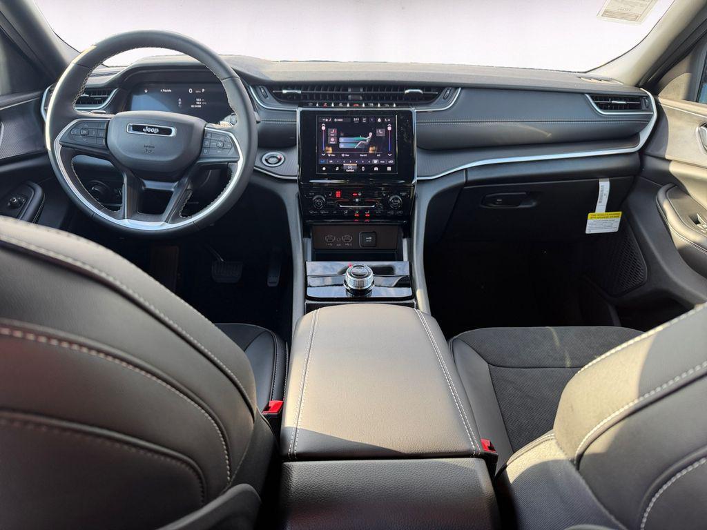 new 2025 Jeep Grand Cherokee car, priced at $39,402