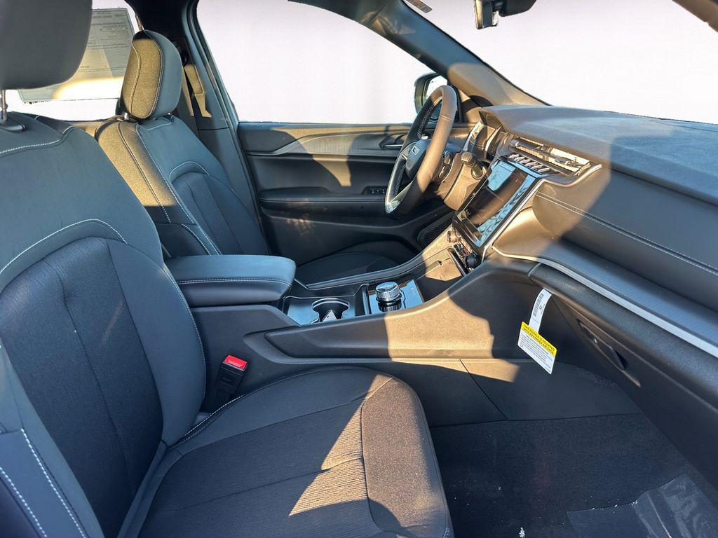 new 2025 Jeep Grand Cherokee car, priced at $36,550