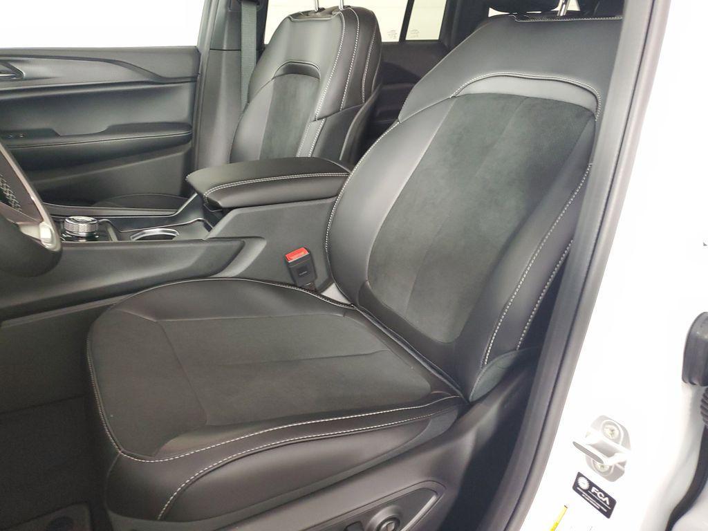 new 2025 Jeep Grand Cherokee car, priced at $38,995