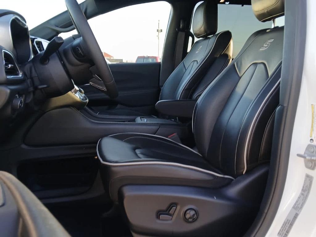 used 2025 Chrysler Pacifica car, priced at $35,000
