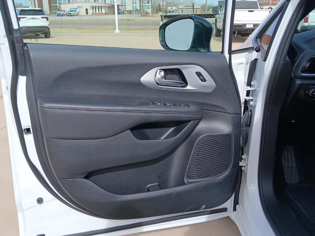 used 2025 Chrysler Pacifica car, priced at $35,000