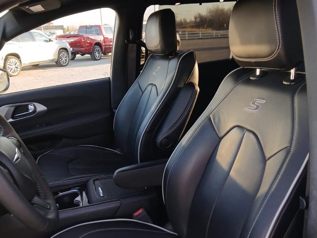 used 2025 Chrysler Pacifica car, priced at $35,000