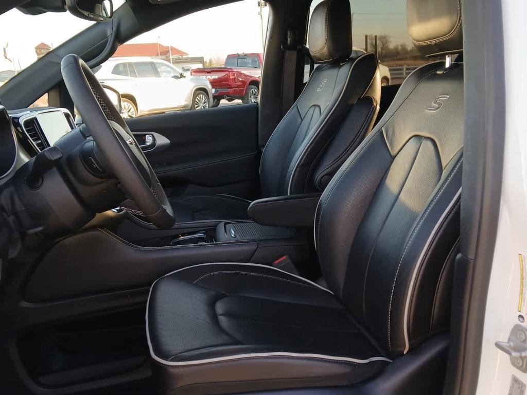 used 2025 Chrysler Pacifica car, priced at $35,000