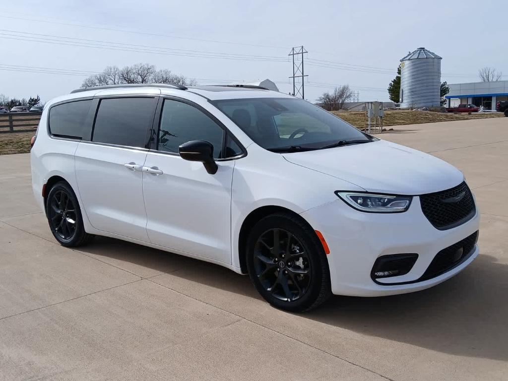 used 2025 Chrysler Pacifica car, priced at $35,000