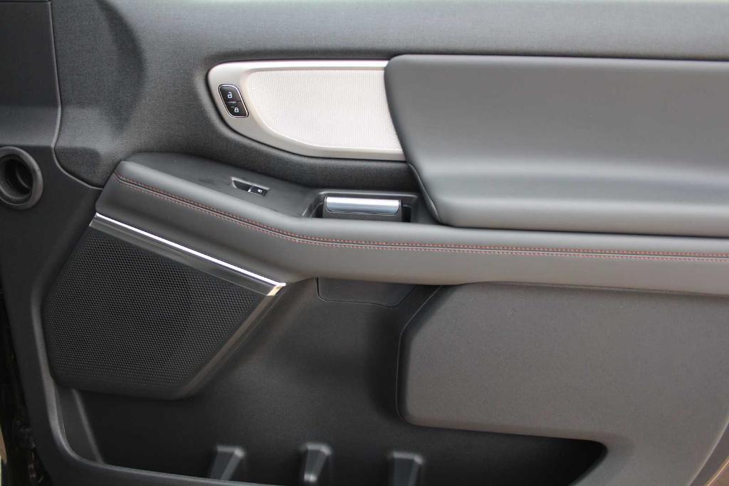 new 2025 Ford Expedition car, priced at $68,385