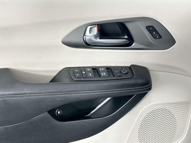 used 2023 Chrysler Pacifica Hybrid car, priced at $29,994