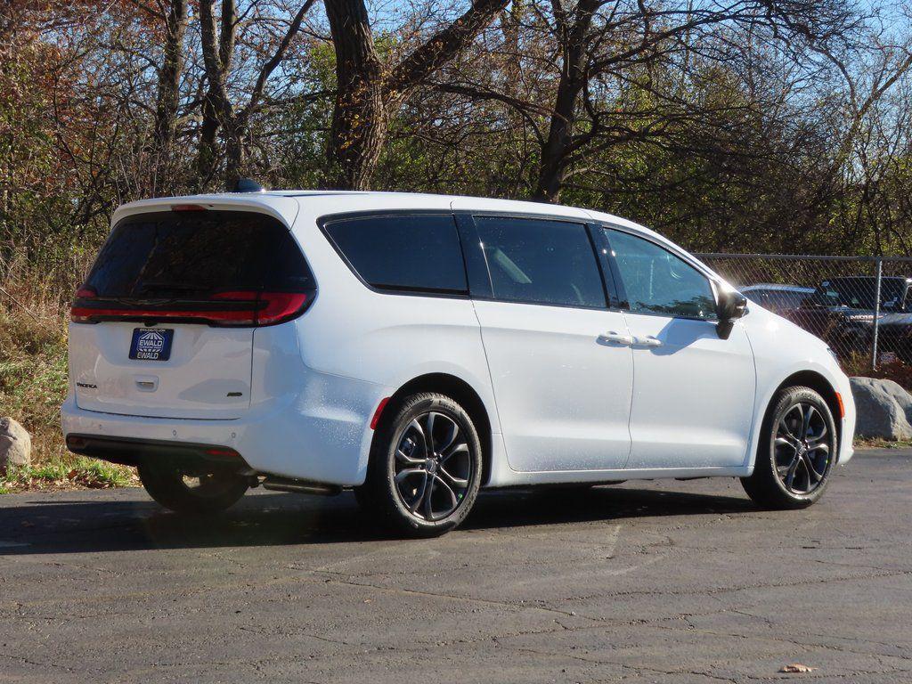 new 2026 Chrysler Pacifica car, priced at $44,559