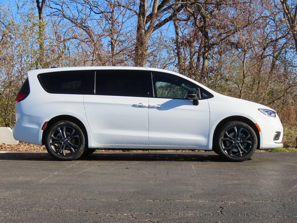 new 2026 Chrysler Pacifica car, priced at $45,016