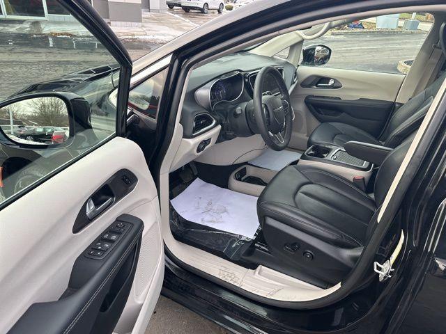 used 2024 Chrysler Pacifica car, priced at $27,595
