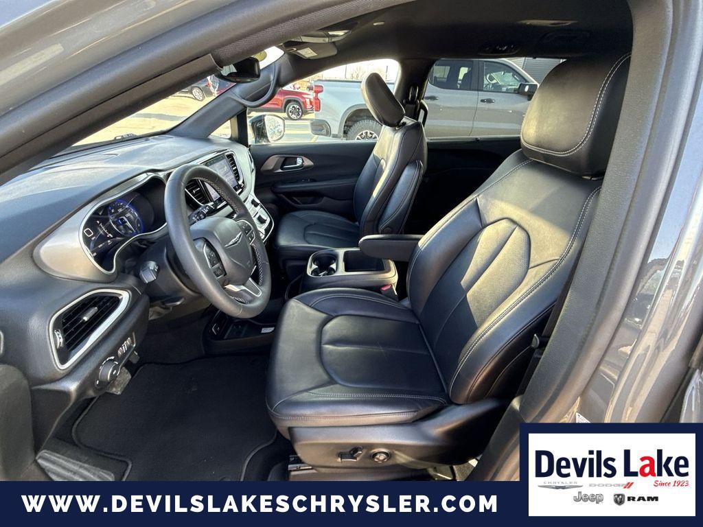 used 2025 Chrysler Pacifica car, priced at $32,596