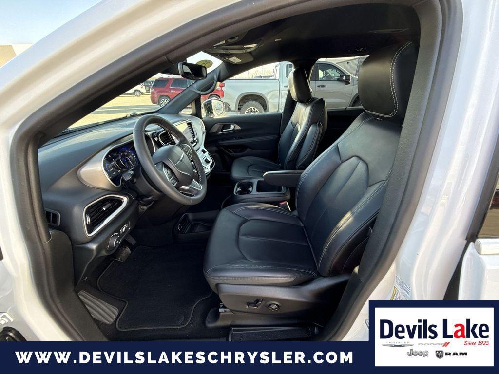 used 2025 Chrysler Pacifica car, priced at $29,580