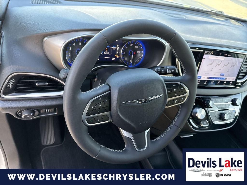 used 2025 Chrysler Pacifica car, priced at $31,696