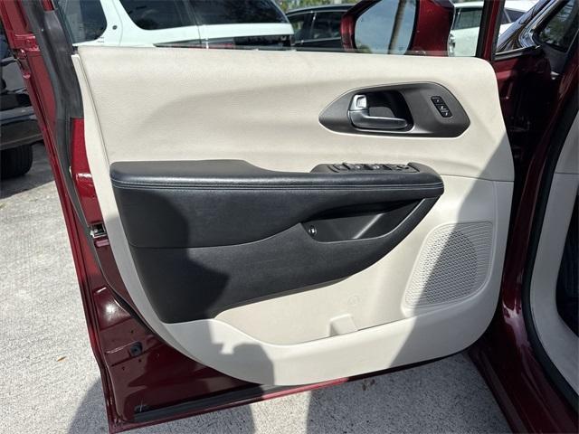 used 2021 Chrysler Pacifica Hybrid car, priced at $22,833