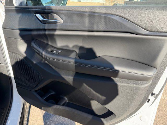 new 2025 Jeep Grand Cherokee car, priced at $40,501