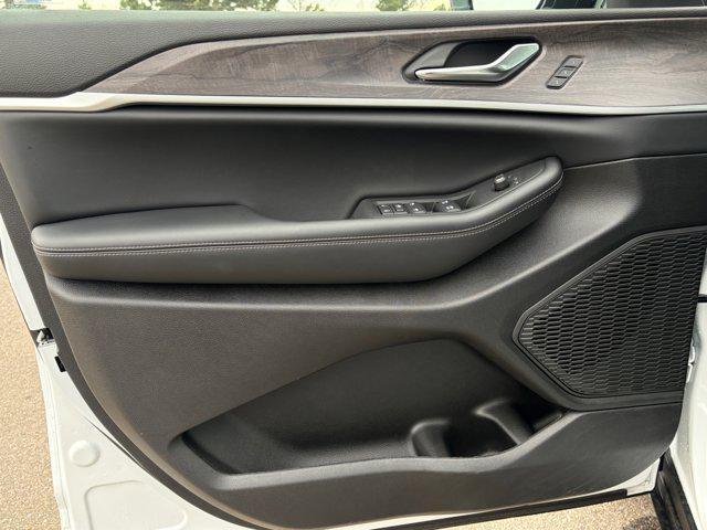 new 2025 Jeep Grand Cherokee car, priced at $42,802