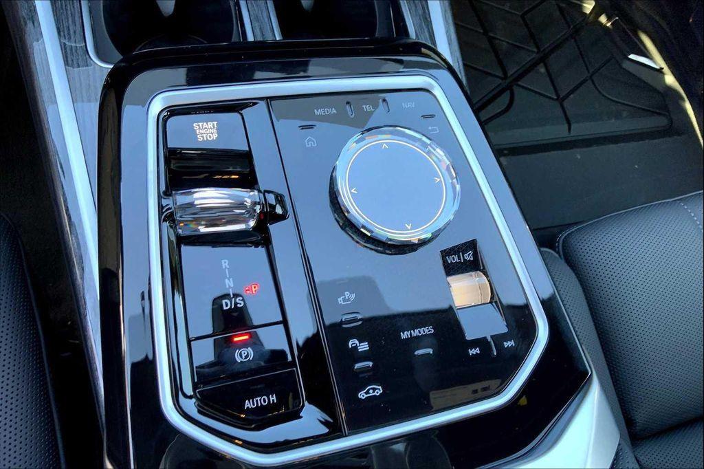 new 2025 BMW 760 car, priced at $132,700
