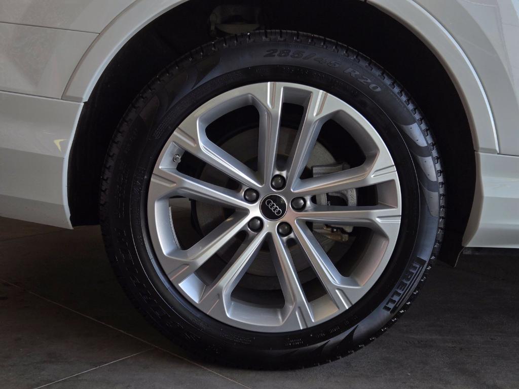 Audi Q7 view 5