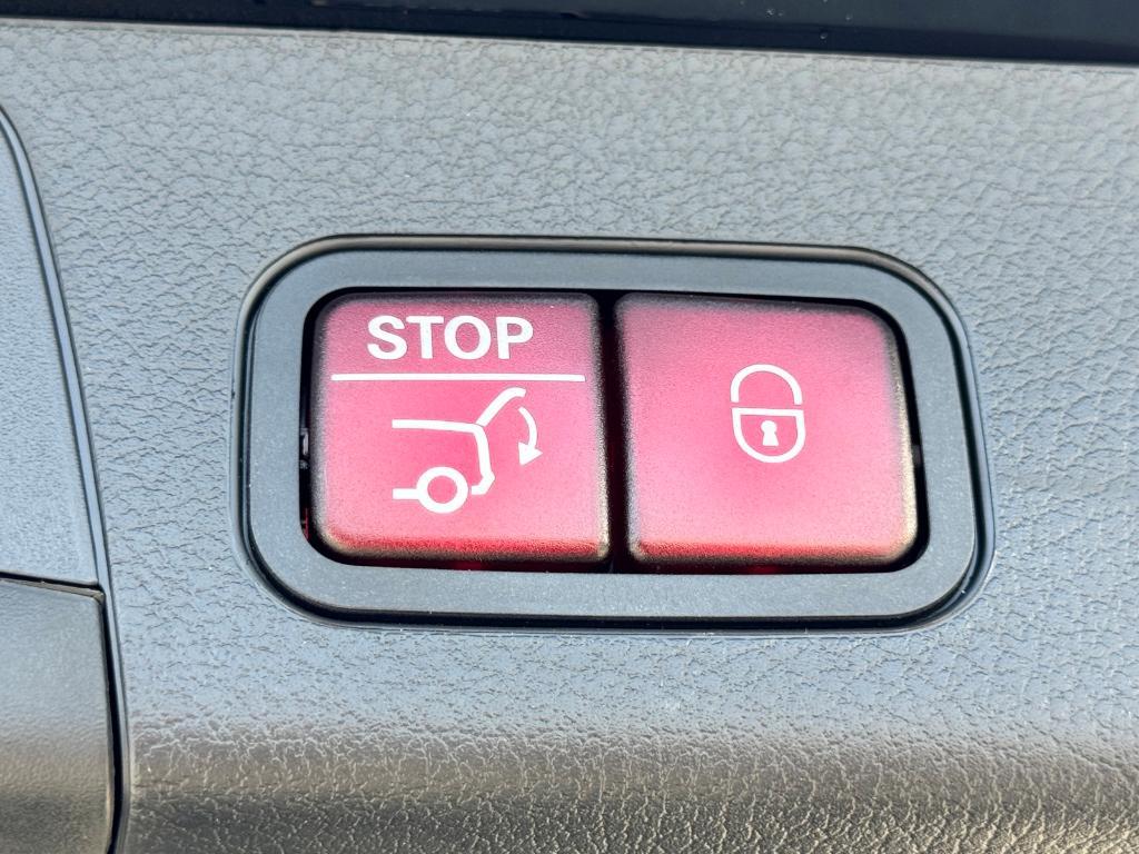 new 2025 Mercedes-Benz GLB 250 car, priced at $48,920