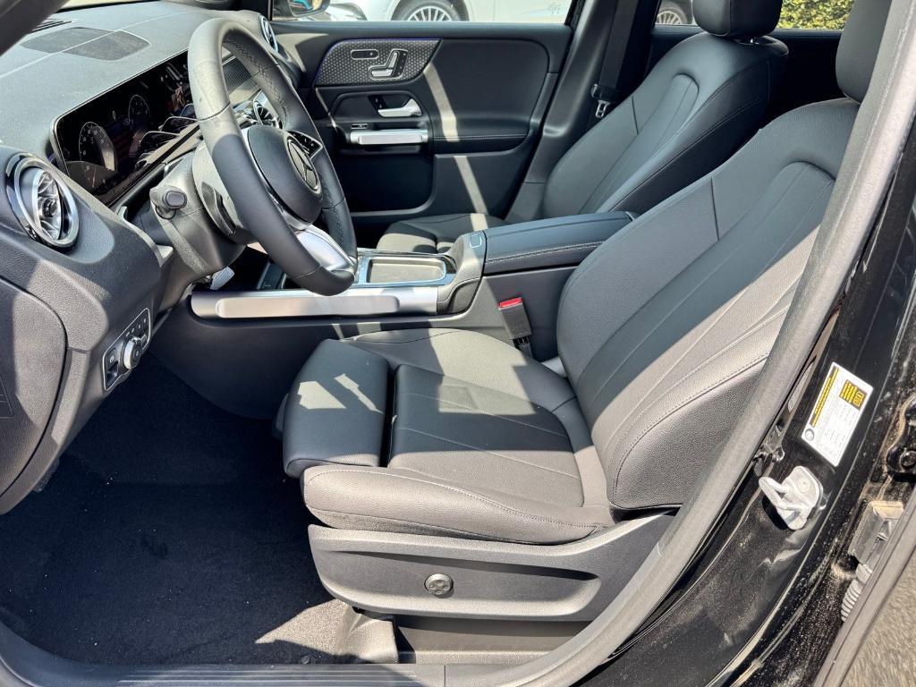 new 2025 Mercedes-Benz GLB 250 car, priced at $48,920
