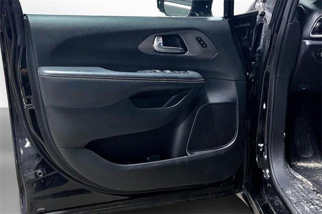 used 2025 Chrysler Pacifica car, priced at $26,995