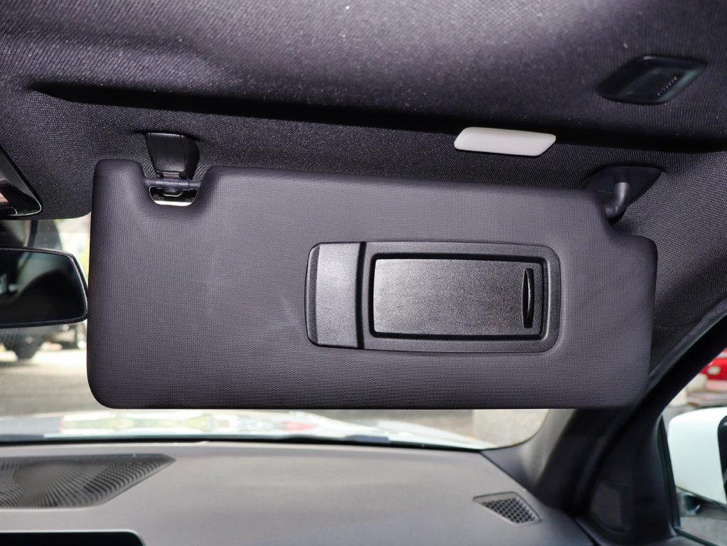 BMW 3 Series view 32