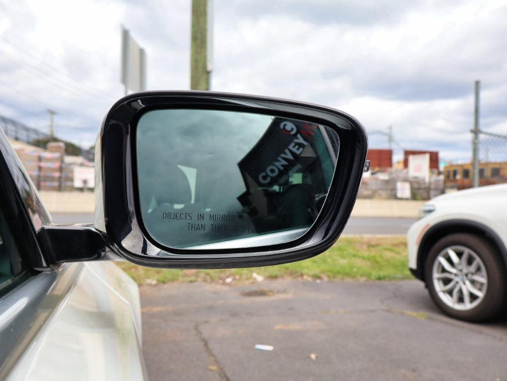 BMW 3 Series view 17