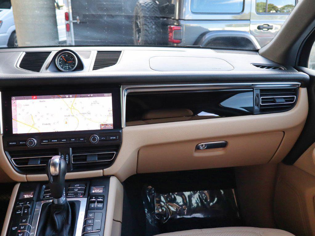 Porsche Macan view 23
